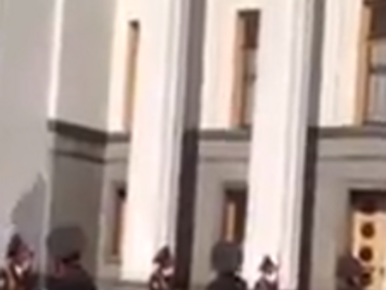 Солдату стало плохо прямо на красной дорожке