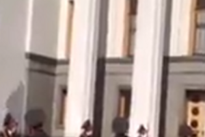 Солдату стало плохо прямо на красной дорожке