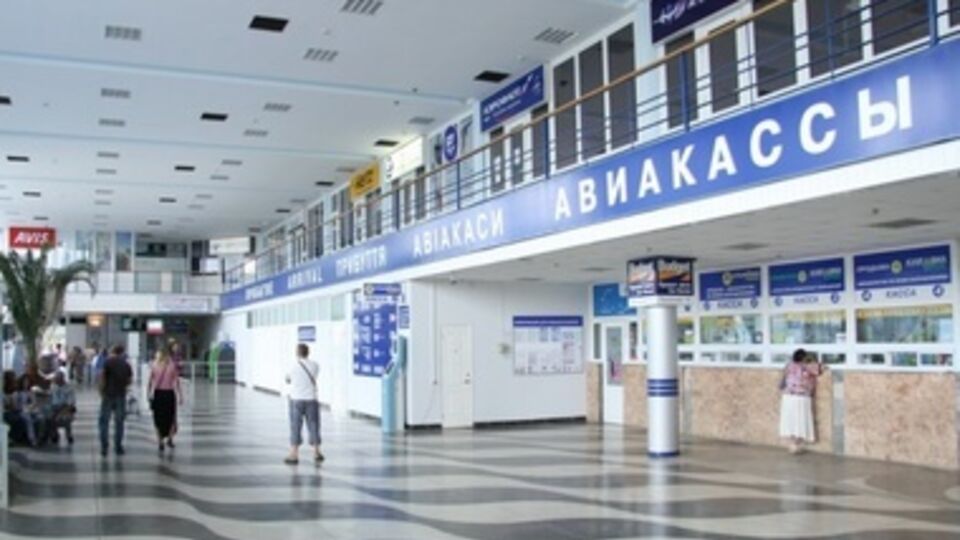 В апреле Росавиация запретила авиакомпании "Грозный Авиа" осуществлять рейсы из Симферополя в Стамбул, Тель-Авив, Ереван и Анталью, объяснив это тем, что аэропорт Симферополь более не является международным