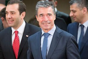 Расмуссен с нетерпением ожидает совместной работы с Порошенко