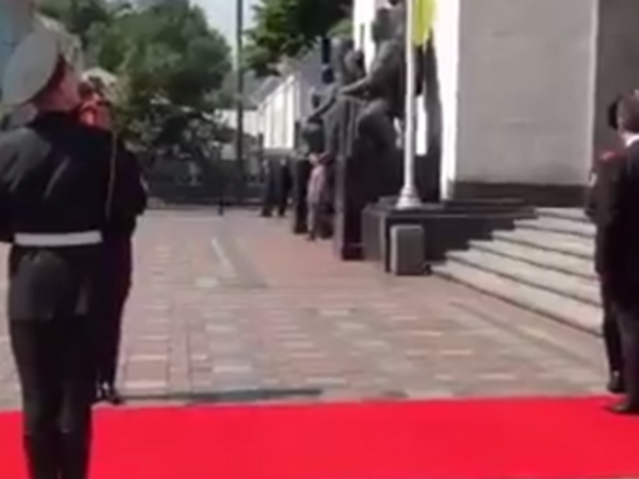 Что именно сказал Петр Порошенко солдату неизвестно