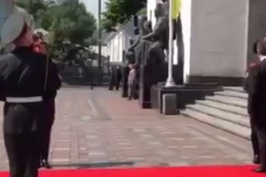 Что именно сказал Петр Порошенко солдату неизвестно