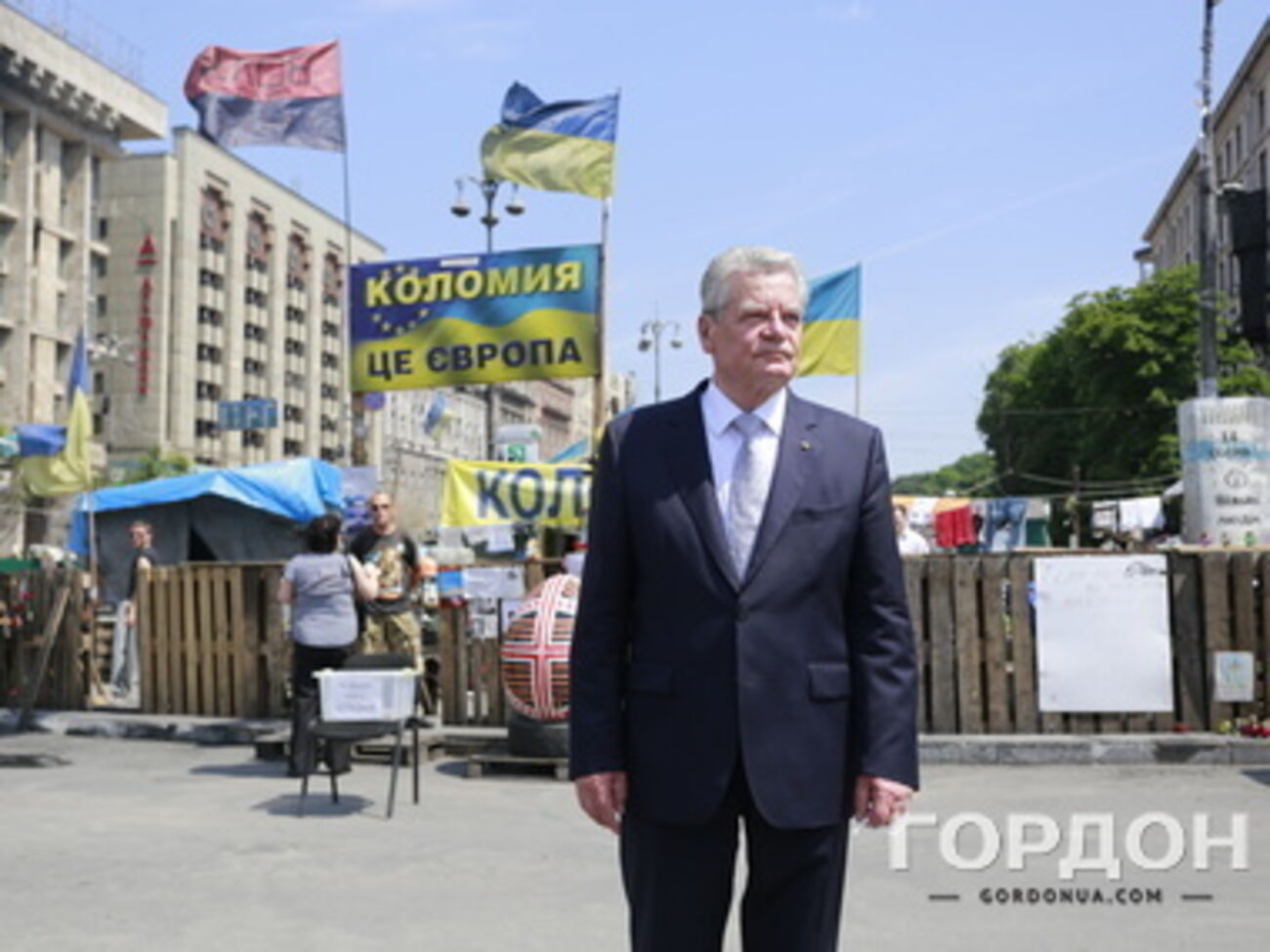 Немецкий президент Йоахим Гаук позирует на фоне палаточного городка на Майдане Незалежности