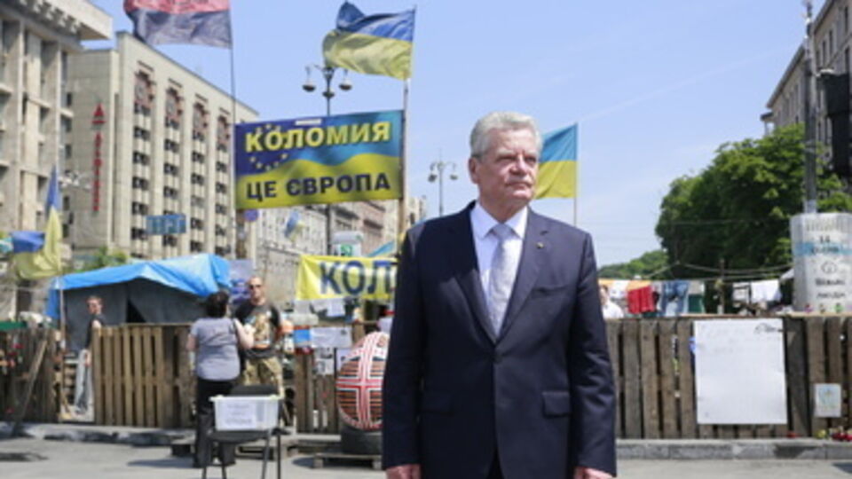 Немецкий президент Йоахим Гаук позирует на фоне палаточного городка на Майдане Незалежности