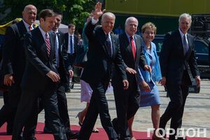 Сенатор Джон Маккейн и американская делегация на Софиевской площади во время церемонии