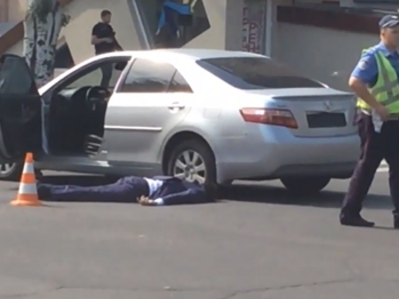 Из проезжавшего мимо автомобиля произвели больше десяти выстрелов