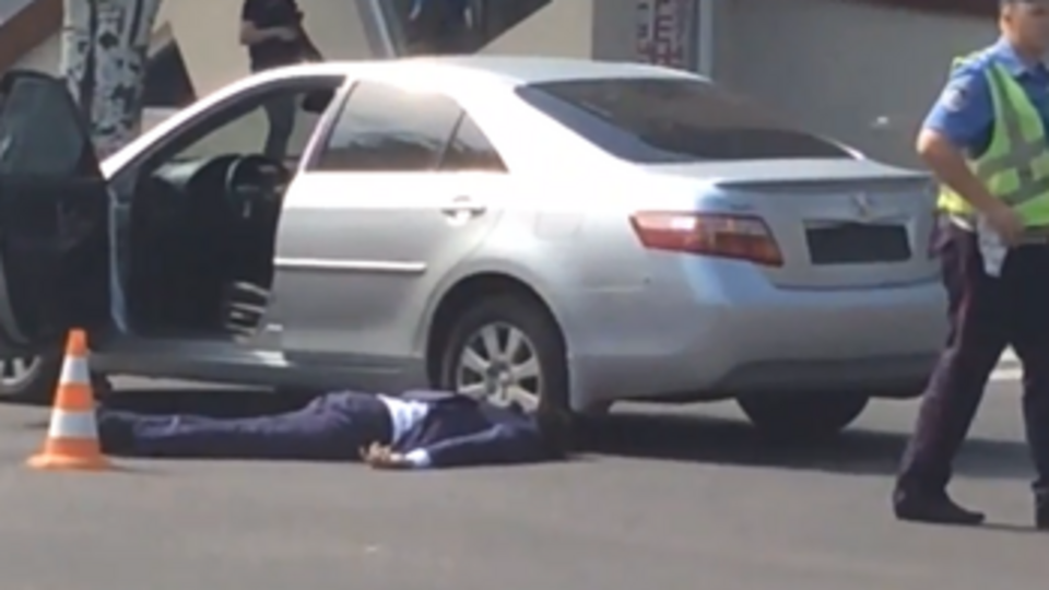 Из проезжавшего мимо автомобиля произвели больше десяти выстрелов