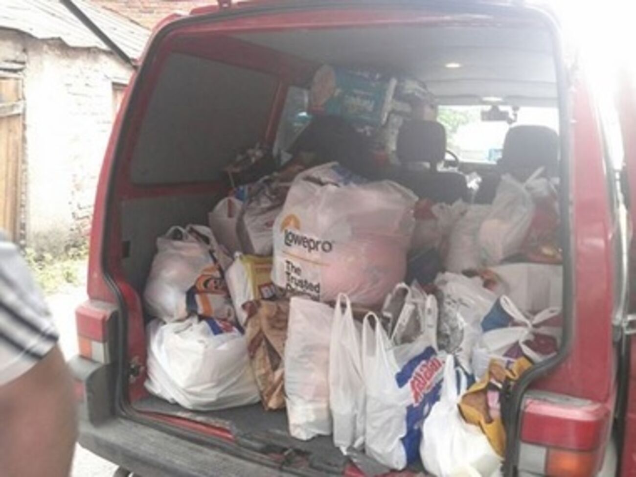 Полностью загруженный микроавтобус сегодня прибыл в лагерь