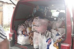 Полностью загруженный микроавтобус сегодня прибыл в лагерь