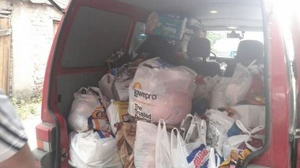 Полностью загруженный микроавтобус сегодня прибыл в лагерь