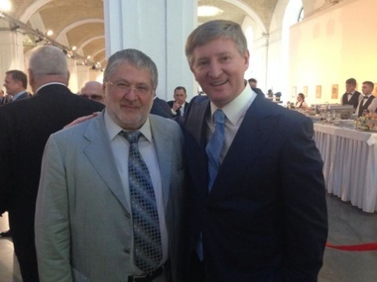 Поздравить Порошенко пришли и самые влиятельные бизнесмены Украины Ринат Ахметов и Игорь Коломойский