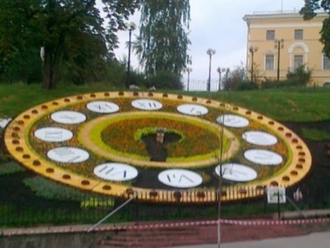 Главная столичная клумба пострадала во время противостояний на Майдане