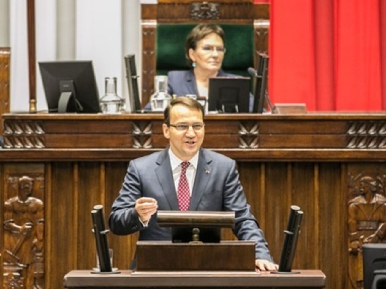 Радослав Сикорский предостерег Россию от конфронтации с Западом