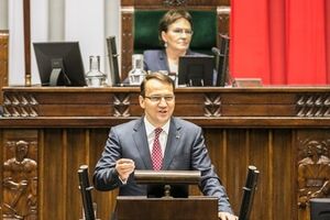 Радослав Сикорский предостерег Россию от конфронтации с Западом