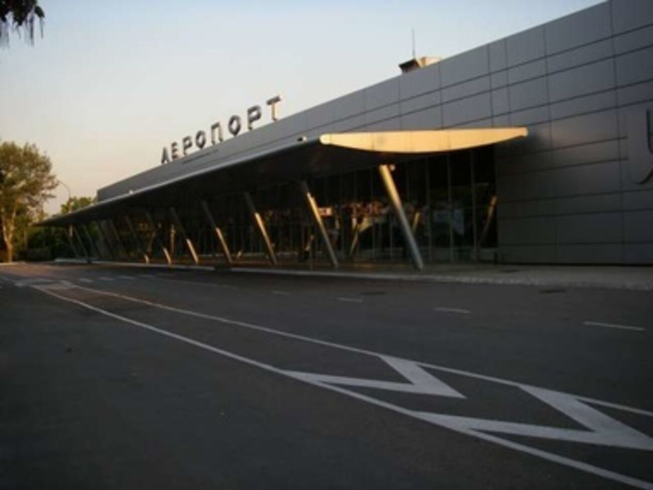 Кроме пожара в аэропорту, в городе раздаются выстрелы