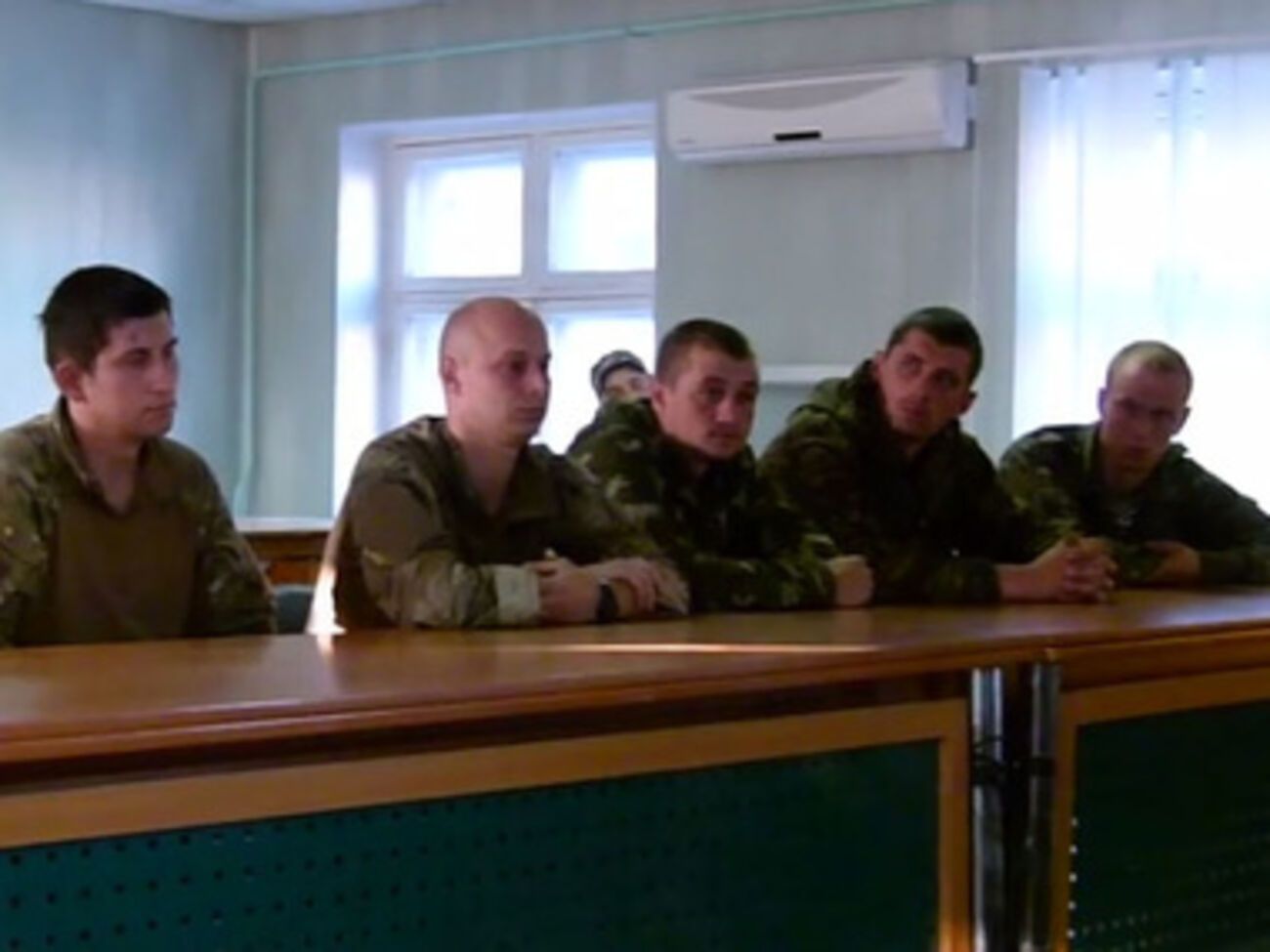 Захваченные в плен военные дали пресс-конференцию