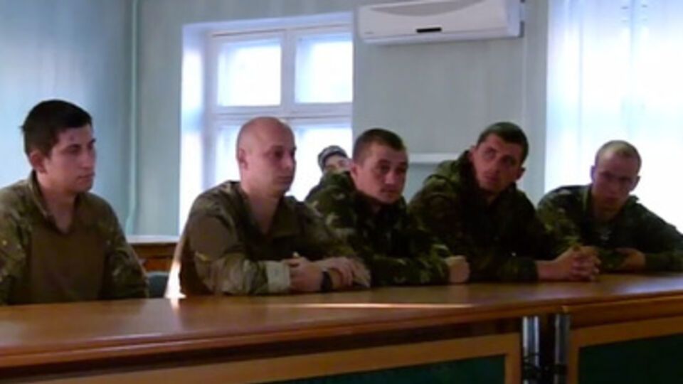 Захваченные в плен военные дали пресс-конференцию