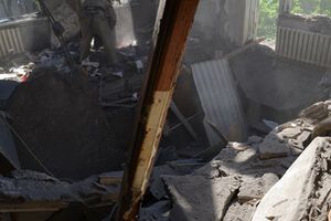 В результате взрыва пострадали два верхних этажа первого подъезда дома