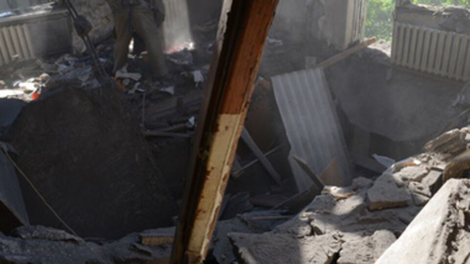 В результате взрыва пострадали два верхних этажа первого подъезда дома