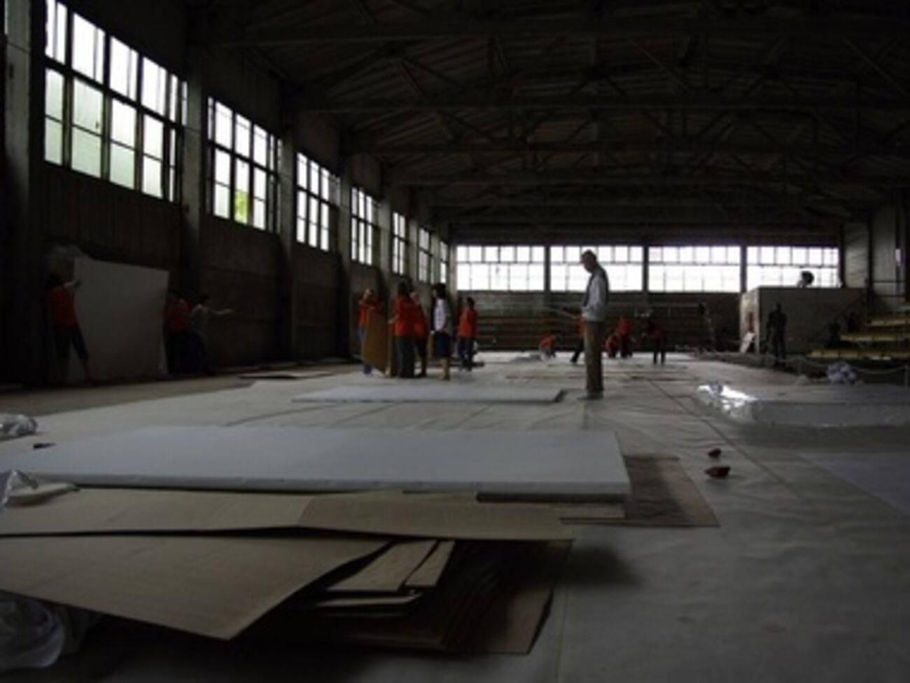 Центр "Изоляция" организовывает арт-проекты и образовательные проекты, направленные на активизацию общественной жизни