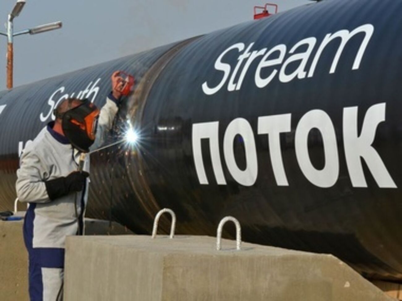 Посол России в Евросоюзе Владимир Чижов считает приостановку строительства "Южного потока" началом третьего уровня санкций.