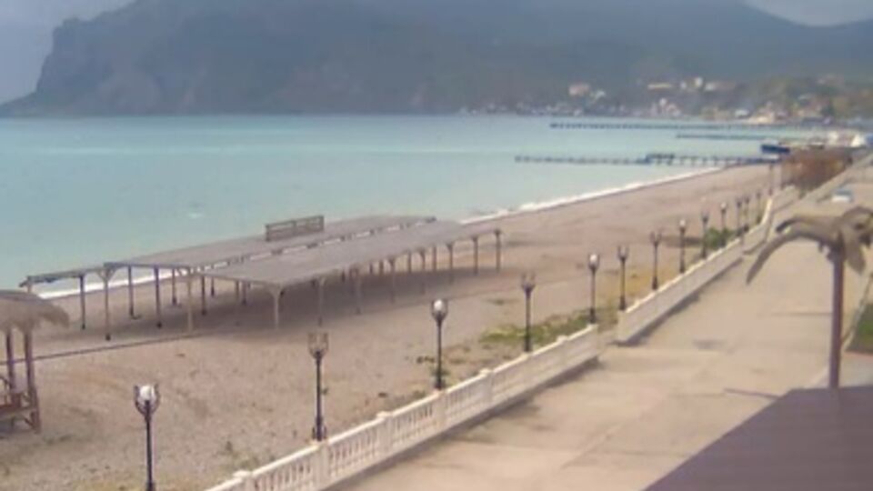 Россияне не спешат заполнять крымские пляжи