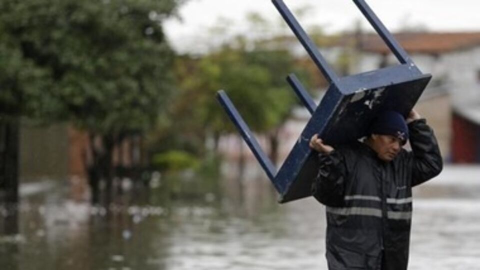 Сотни тысяч человек эвакуированы из-за наводнения