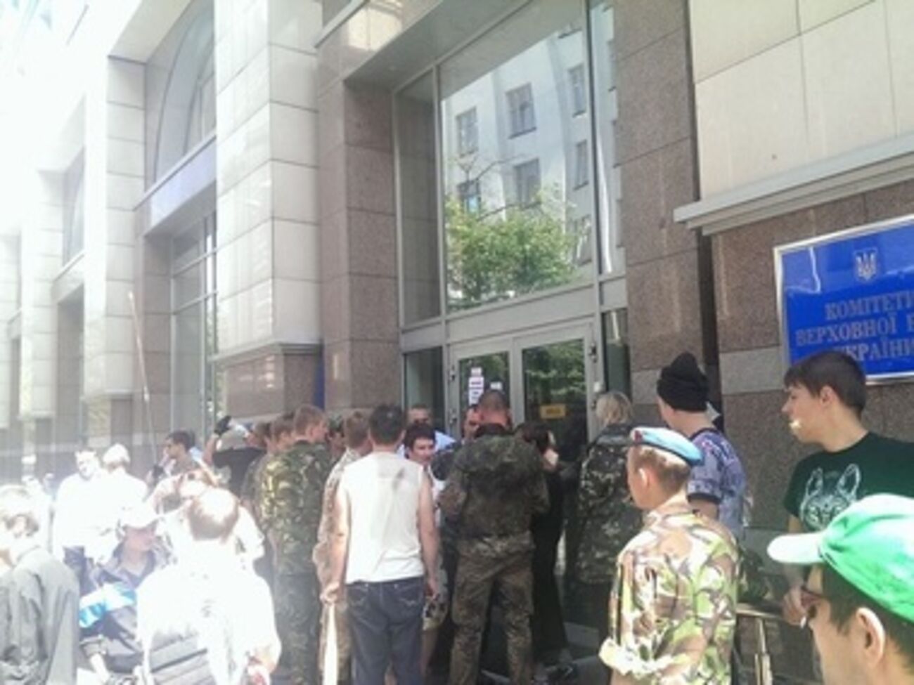 Люди требуют от депутатов решить вопрос о переводе валютных кредитов