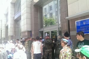 Люди требуют от депутатов решить вопрос о переводе валютных кредитов