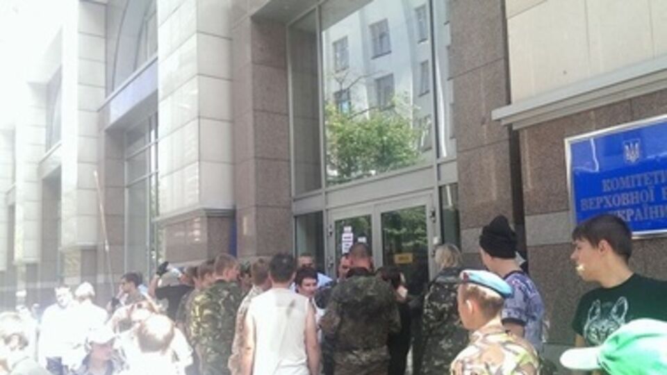 Люди требуют от депутатов решить вопрос о переводе валютных кредитов