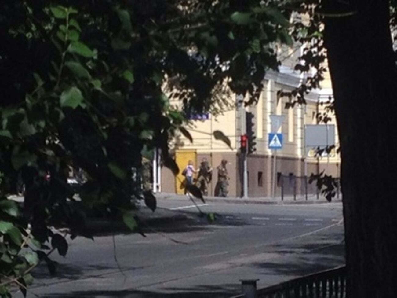 Боевики возле здания Донецкого областного управления милиции