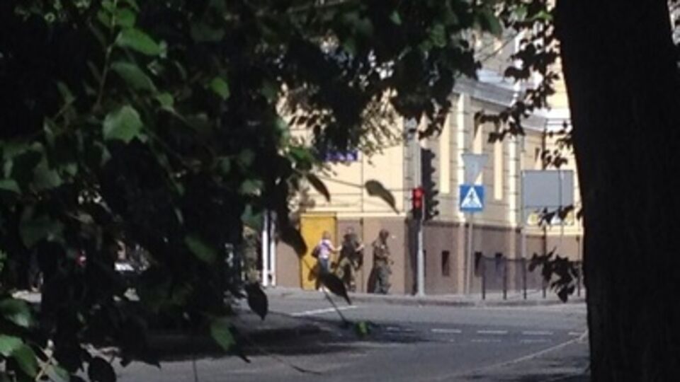 Боевики возле здания Донецкого областного управления милиции