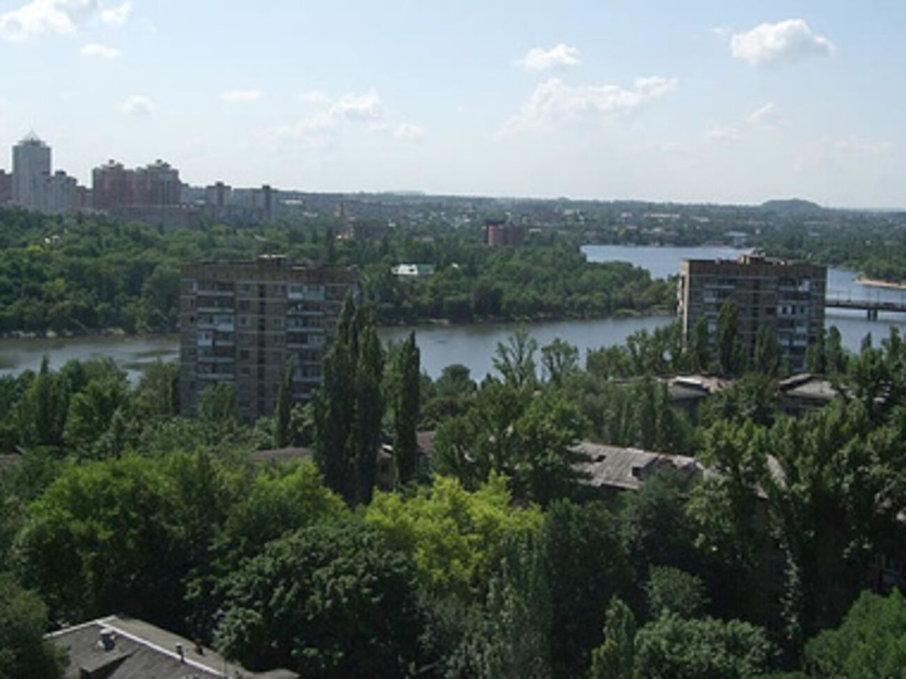 В центре Донецка продолжается стрельба