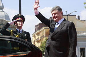Порошенко поздравил украинских военных с "первой победой"