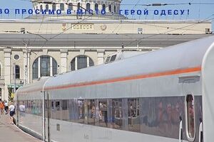 Поезд изготовлен на "Крюковском вагоностроительном заводе" в Кременчуге