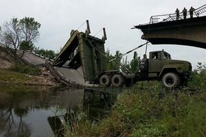 Взамен взорванных мостов украинские военные устанавливают понтонные переправы