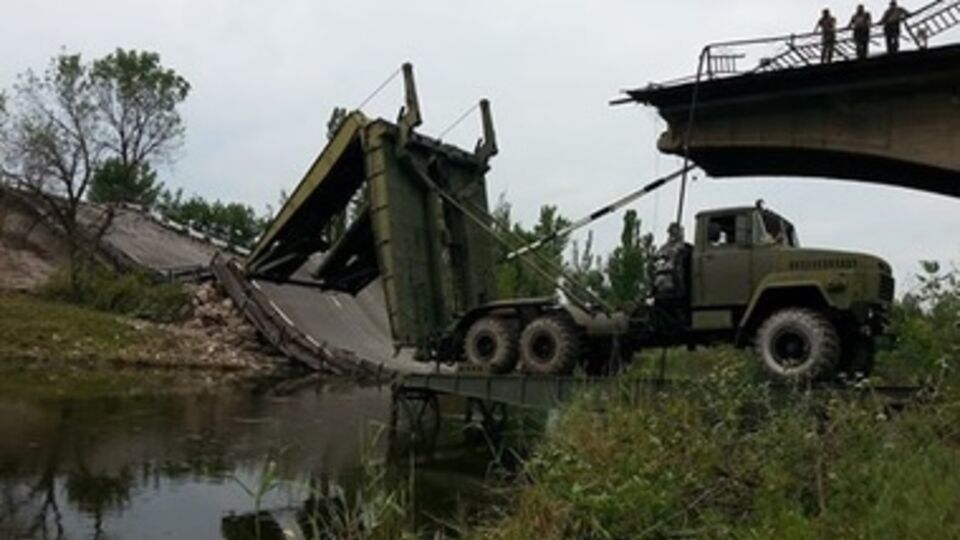 Взамен взорванных мостов украинские военные устанавливают понтонные переправы