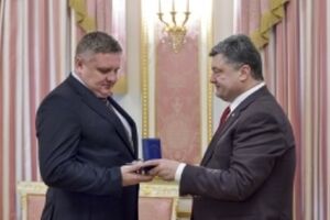 Порошенко вручает Андрею Крищенко орден "За мужество" III степени