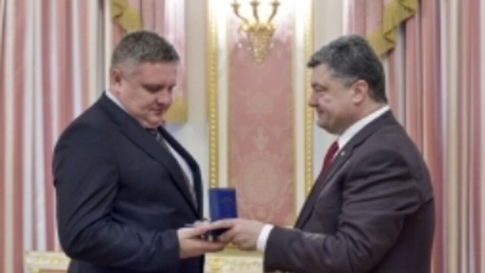 Порошенко вручает Андрею Крищенко орден "За мужество" III степени