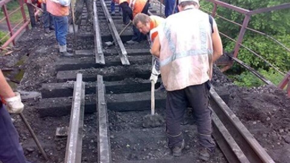 Минирование и взрывы мостов – это стратегия боевиков "ДНР", заявил один из лидеров террористов Павел Губарев