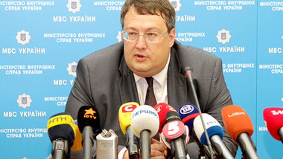 Российские самолеты, которые летают над Украиной, оборудованы специальными устройствами, сообщил Геращенко.