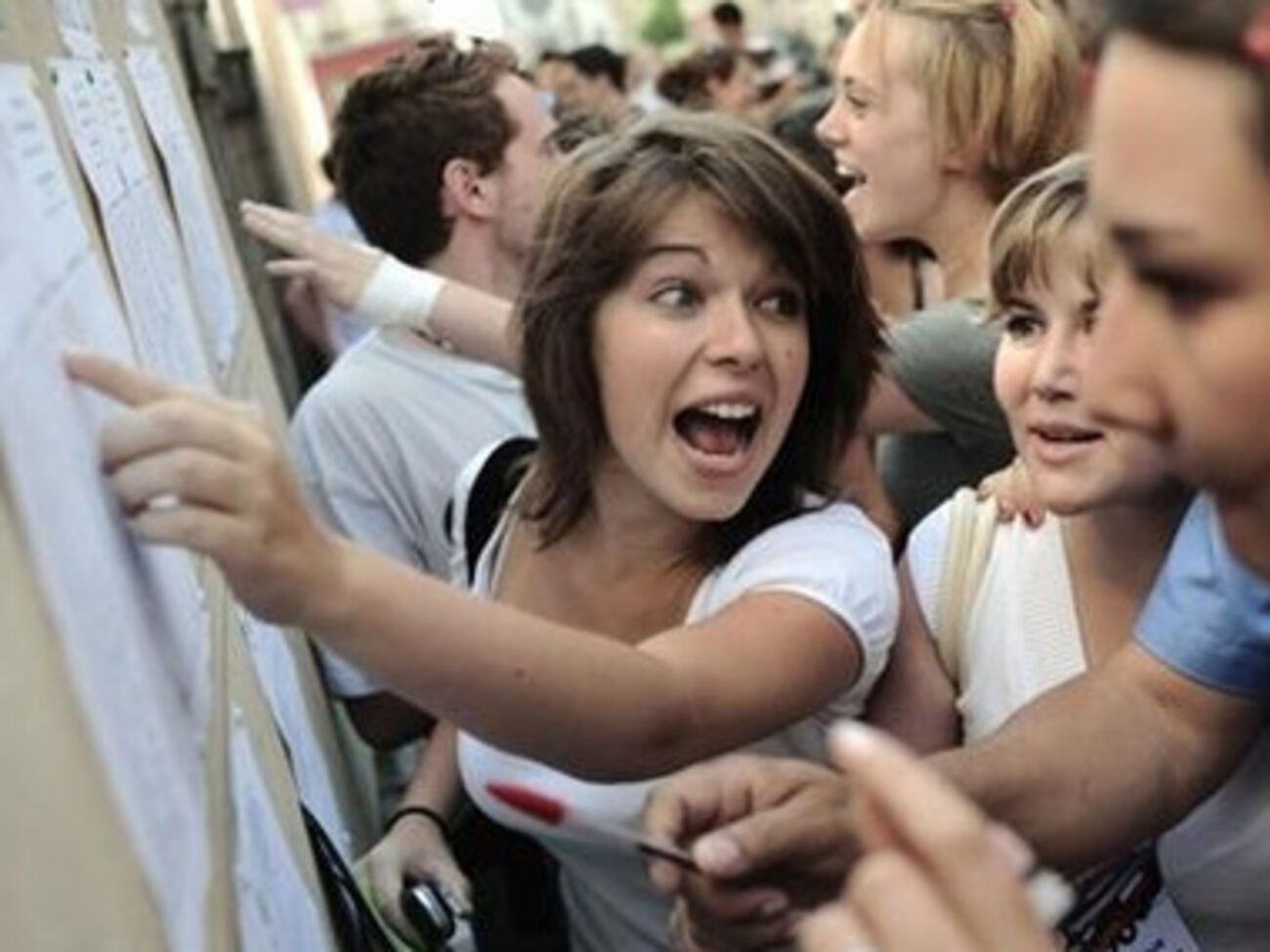 Абитуриенты могут подать заявление в пять вузов