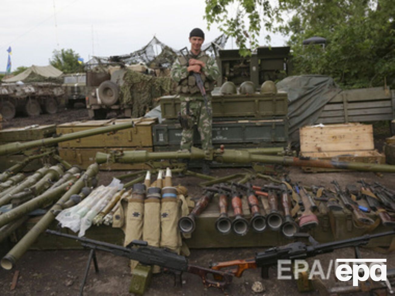 Украинские силовики изъяли у террористов технику и оружие