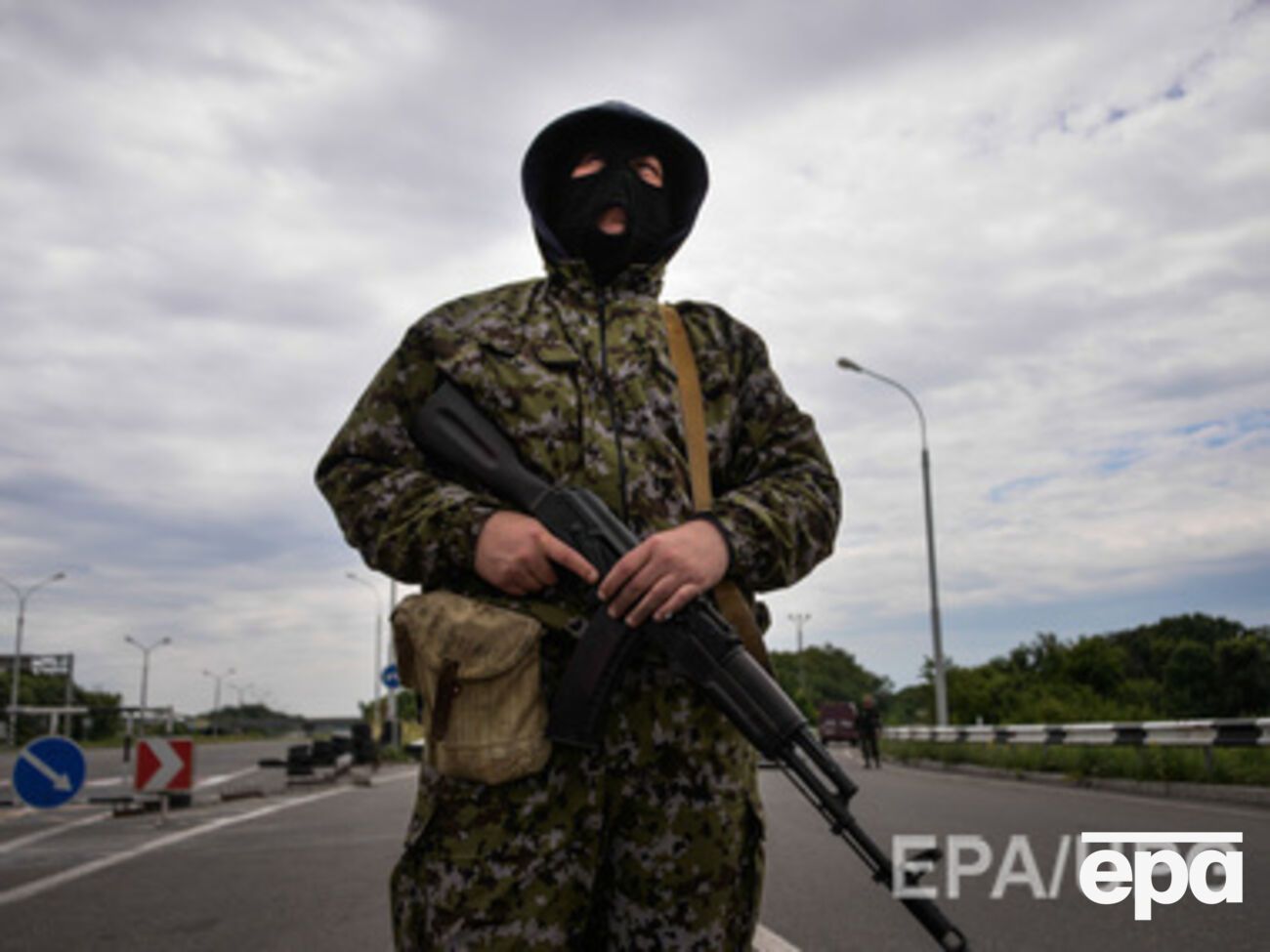 Террористы покинули здание казначейства в Луганске