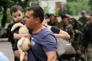 Жители покидают Донецк из-за активных боевых действий в Марьинке.