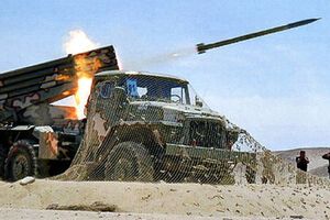 С украинской стороны наседают террористы