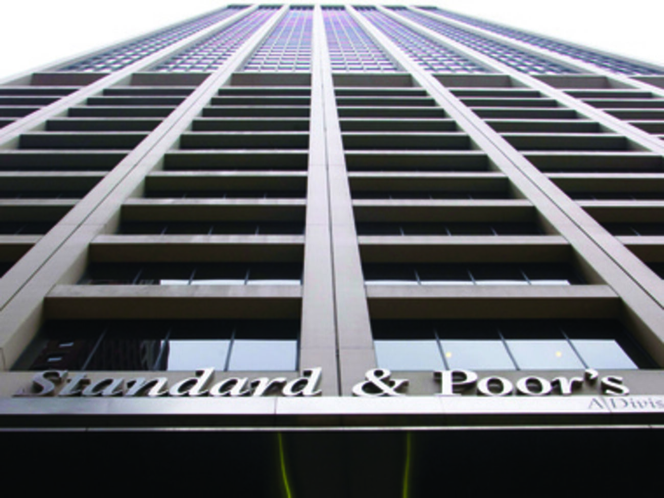 Standard & Poor's улучшило кредитный рейтинг Украины