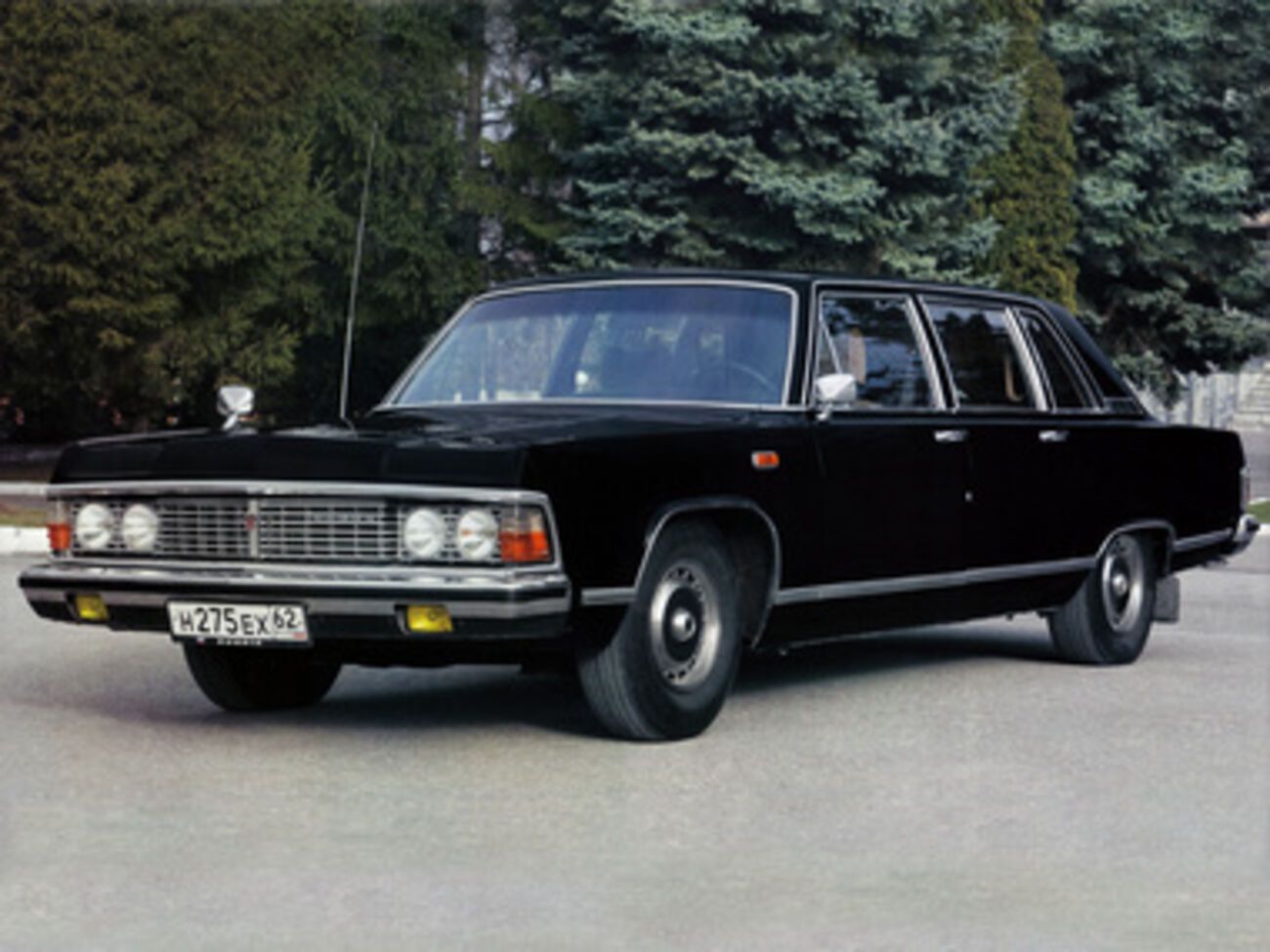 На аукционе попытаются продать три правительственные "Чайки"