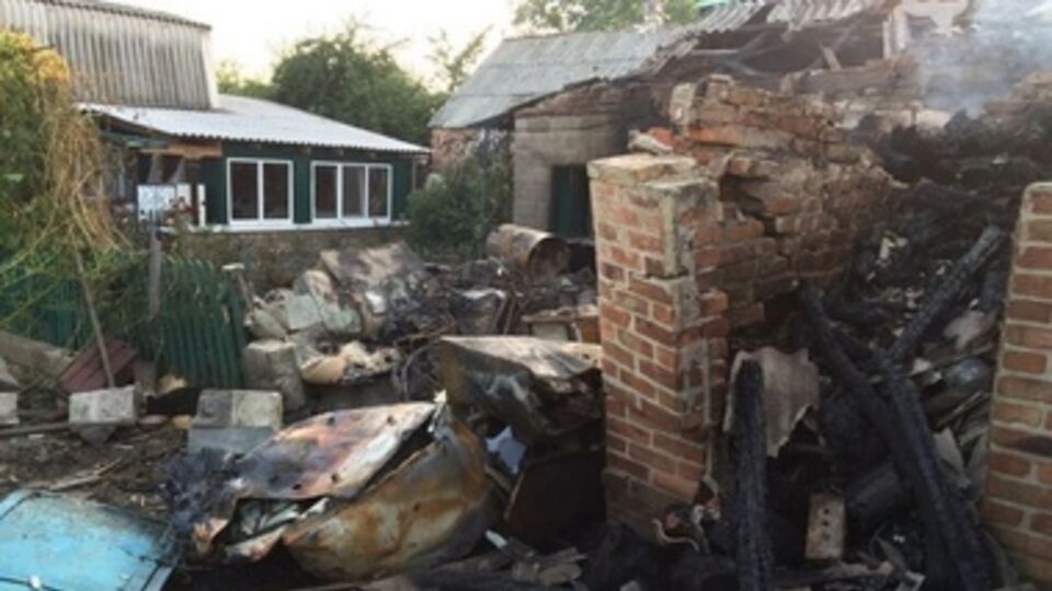 Террористы обстреливают дома из крупнокалиберного миномета