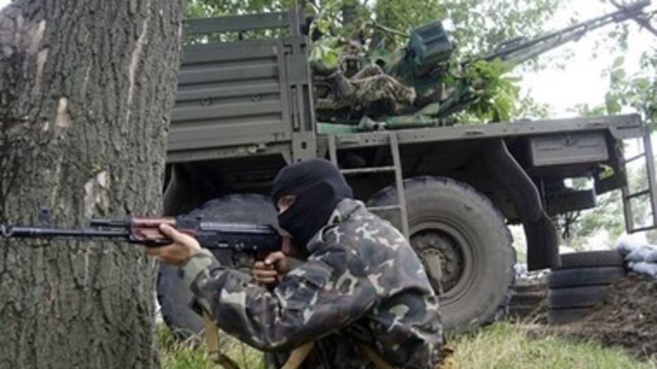 Террористы обстреливают из артиллерии жилые районы пригородов Донецка